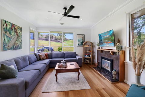 Scenic Serenity Large Family Home In Geelong - Accommodation Georgetown 3