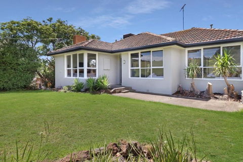 Scenic Serenity Large Family Home In Geelong - Accommodation Georgetown 1