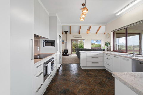Sea Breeze - Spacious Home With Lovely Ocean Views - Accommodation Georgetown 2