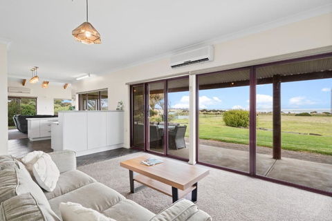 Sea Breeze - Spacious Home With Lovely Ocean Views - Accommodation Georgetown 3