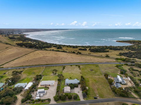 Sea Breeze - Spacious Home With Lovely Ocean Views - Accommodation Georgetown 1
