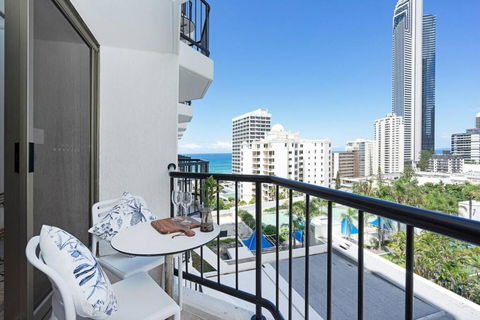 Sea Views At Central Surfers With Spa And Balcony - Accommodation Georgetown 3