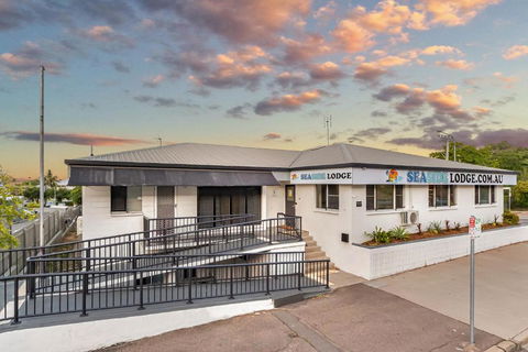 Seaside Lodge Hostel Townsville- Right Next To Coles, 2 Mins Walk To Strand & CBD - Accommodation Georgetown 0