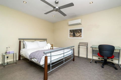 Serene 2BR House Near The Heart Of Kingston - Accommodation Georgetown 1