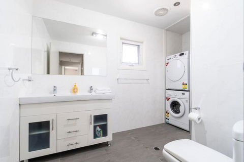 Serene 2BR House Near The Heart Of Kingston - Accommodation Georgetown 2