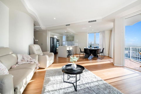 Self Contained & Privately Managed 4 Bedroom Penthouse - Broadbeach - Accommodation Georgetown 2