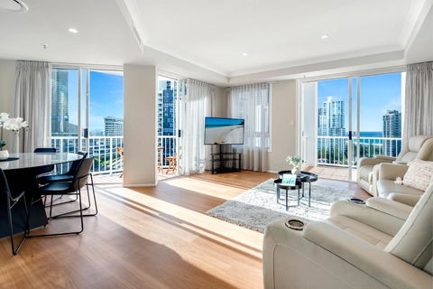 Self Contained & Privately Managed 4 Bedroom Penthouse - Broadbeach - Accommodation Georgetown 1