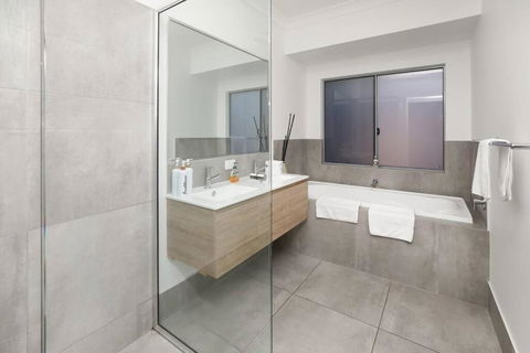 Seaside 300m To Beach 32c Pool For Cooler Months - Accommodation Georgetown 3
