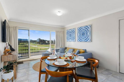 Seaside Escape - Stunning Vistas Over Towradgi Beach - Accommodation Georgetown 1