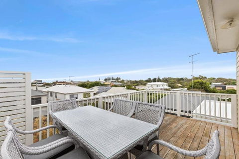 Seaside Retreat - Steps From Surf And Cafes - Accommodation Georgetown 0