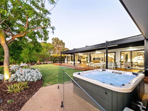 Seaview - Spa And Ocean Views In Luxury - Accommodation Georgetown 2