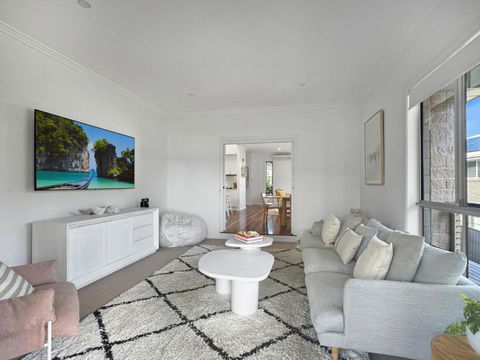 Serene Luxury Retreat On Malua Bay - Accommodation Georgetown 1