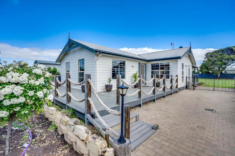 Shanti - 4 Channon St Port Elliot BYO Linen - Accommodation Georgetown 1