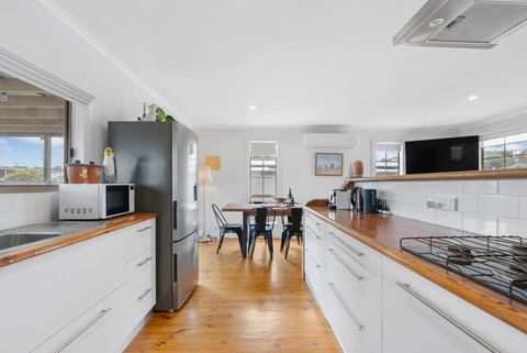 Shanti - 4 Channon St Port Elliot BYO Linen - Accommodation Georgetown 3