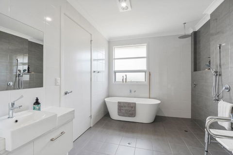 Shepherds Delight-Access Friendly-Linen Included - Accommodation Georgetown 1