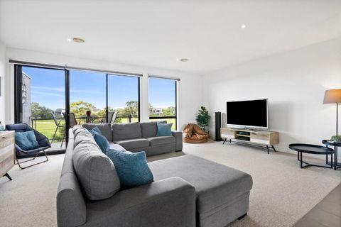 Shore Place 3 Br Serenity - Golf Course Views - Free Parking - Accommodation Georgetown 0