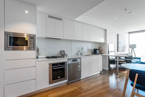 Skyline Serenity - Level 62 With Stunning Views! - Accommodation Georgetown 2