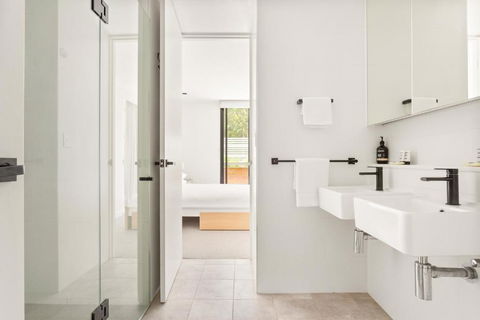 Sleek 2-Bed Apt Metres To Beach - Accommodation Georgetown 3