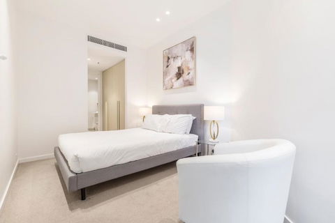 Sleek Apt Featuring Enchanting St Kilda Views - Accommodation Georgetown 3