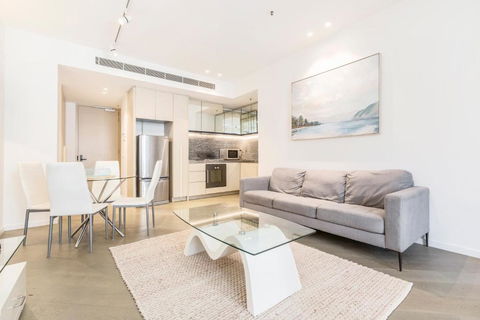 Sleek Apt Featuring Enchanting St Kilda Views - Accommodation Georgetown 0
