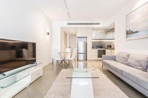 Sleek Apt Featuring Enchanting St Kilda Views - Accommodation Georgetown 2