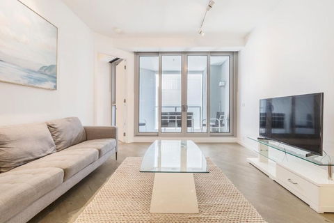 Sleek Apt Featuring Enchanting St Kilda Views - Accommodation Georgetown 1