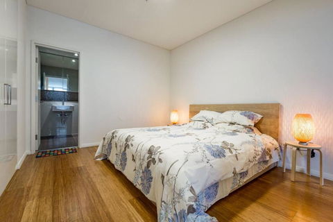 Sleek Chinatown Pad In The Heart Of The CBD - Accommodation Georgetown 0