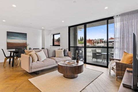 Sleek City Pad With A Garden Rooftop - Accommodation Georgetown 0
