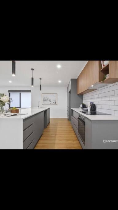 Spacious House Close To Hobart CBD WiFi And New Sony QLED Smart TV - Accommodation Georgetown 0