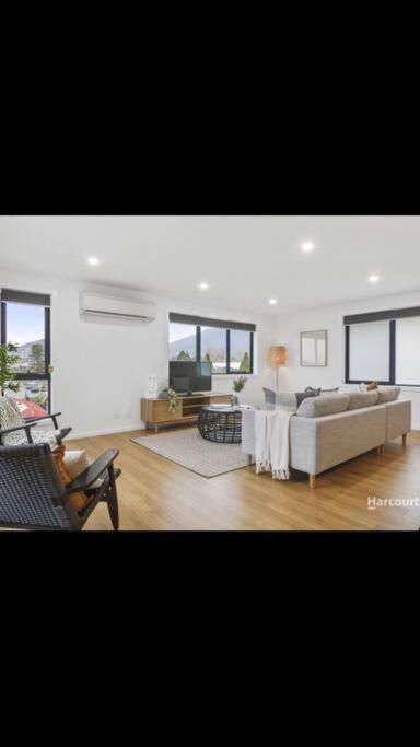 Spacious House Close To Hobart CBD WiFi And New Sony QLED Smart TV - Accommodation Georgetown 1