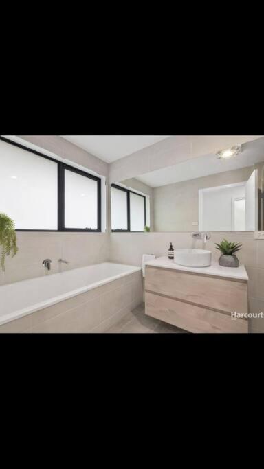 Spacious House Close To Hobart CBD WiFi And New Sony QLED Smart TV - Accommodation Georgetown 3