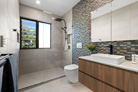 SPECTACULAR THREE BAYS - Accommodation Georgetown 2