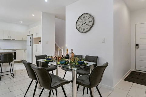 Stunning 3-bedroom Townhouse - Accommodation Georgetown 2