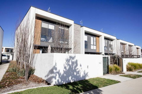 Stylish 3 BR Townhouse At Moncrieff Close To Playground - Accommodation Georgetown 2