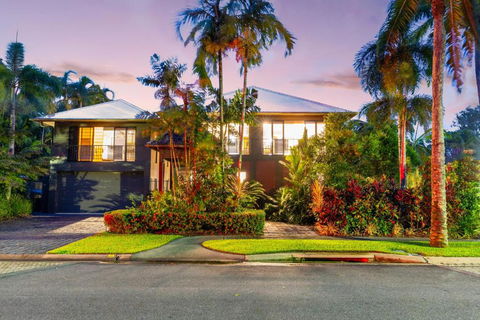 The Bali House - Beachfront Mirage Port Douglas - Accommodation Georgetown 2