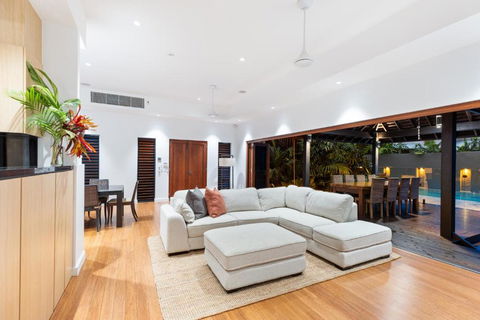 The Bali House - Beachfront Mirage Port Douglas - Accommodation Georgetown 3