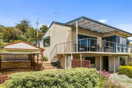 The Bay Waterfront Home 10 Min To CBD Sleeps 9 - Accommodation Georgetown 3