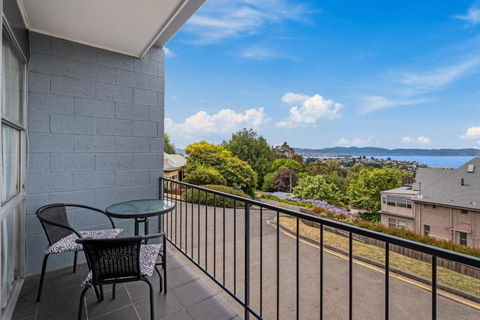 The Charming SOHO - Modern Pad With Scenic Views - Accommodation Georgetown 2