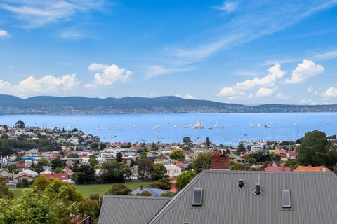 The Charming SOHO - Modern Pad With Scenic Views - Accommodation Georgetown 1