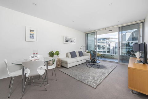Beautiful Modern Lake View Apartment - Accommodation Georgetown 3