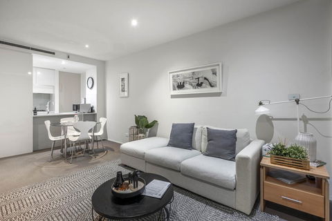 Beautiful Modern Lake View Apartment - Accommodation Georgetown 2