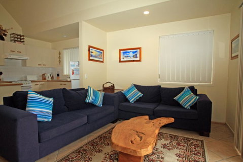Berrara Lagoon Front Chalet - Accommodation Georgetown 2