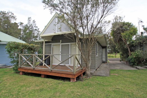 Berrara Lagoon Front Chalet - Accommodation Georgetown 1