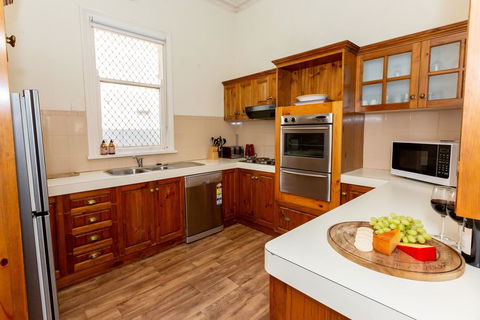 Best Central House - SLEEPS 11 !! - Accommodation Georgetown 2