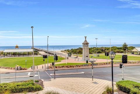 The Seaside Loft - A Breezy Beachside Lifestyle - Accommodation Georgetown 2