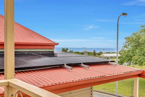 The Seaside Loft - A Breezy Beachside Lifestyle - Accommodation Georgetown 3