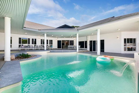 Majestic Manor 5BR Stylish Super Home - Private Pool - BBQ - Accommodation Georgetown 0