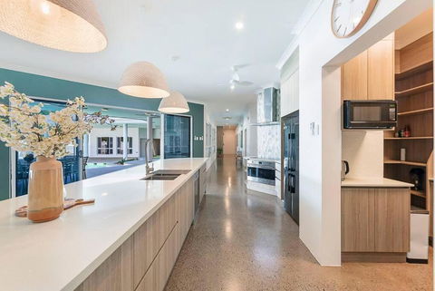Majestic Manor 5BR Stylish Super Home - Private Pool - BBQ - Accommodation Georgetown 1