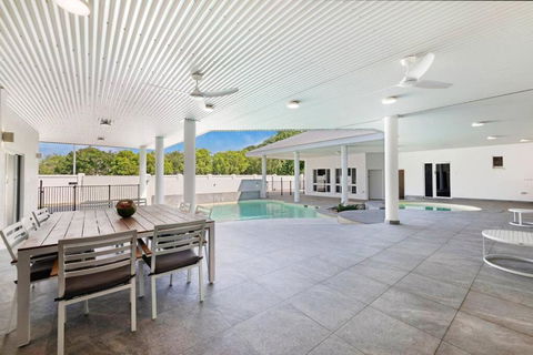 Majestic Manor 5BR Stylish Super Home - Private Pool - BBQ - Accommodation Georgetown 2