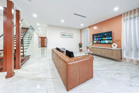 Spacious & Luxury 4Bed Room Retreat Near Station - Accommodation Georgetown 3